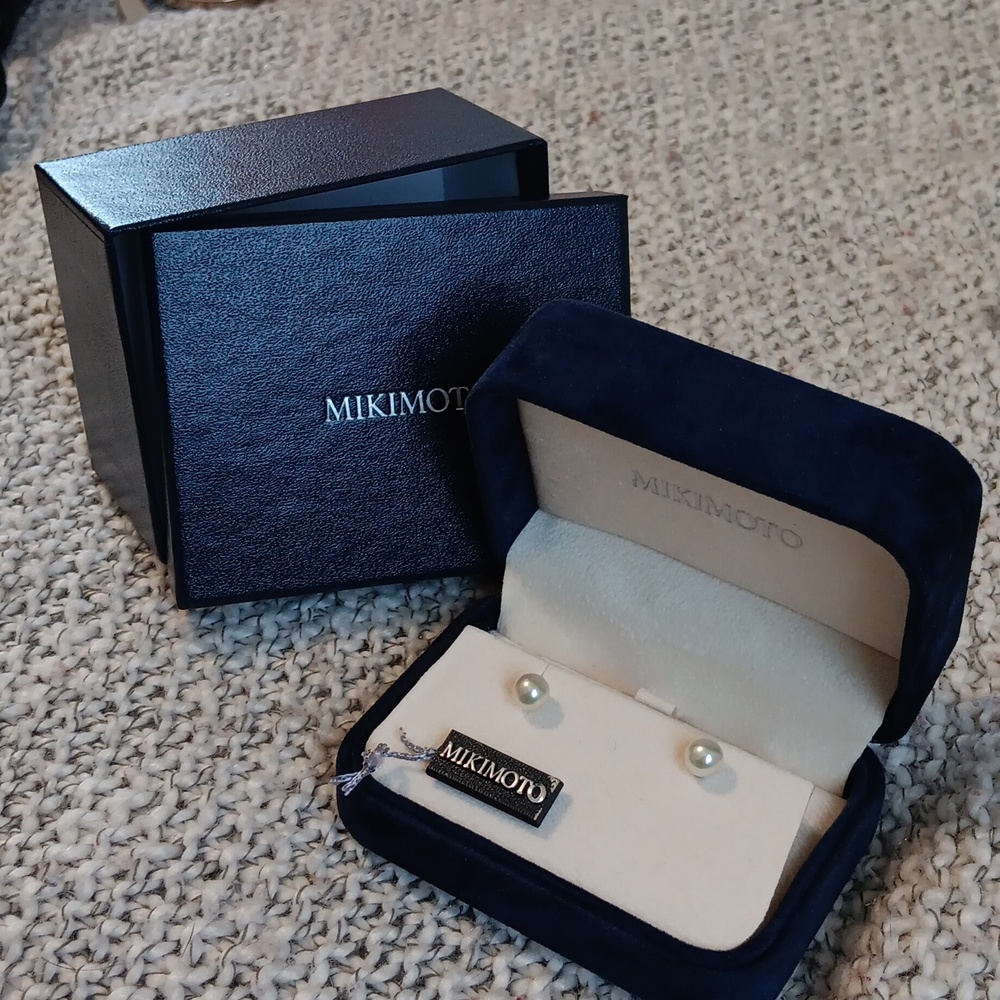 Mikimoto 18kt white gold cutlured PEARL stud earrings 6-6.5MM